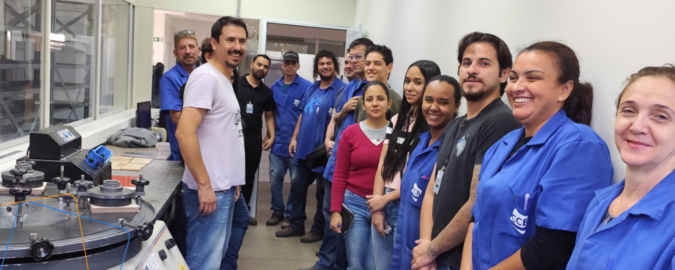 Laboratório de Materiais do CCB realiza treinamento sobre resistência à abrasão superficial