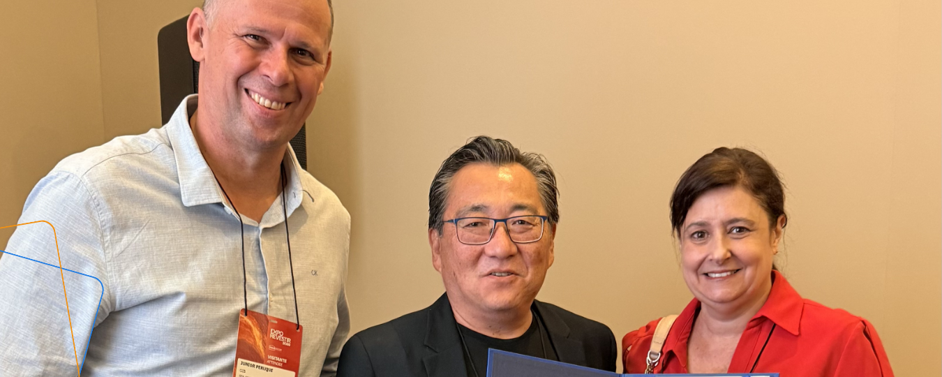 Entrega de certificado na Expo Revestir marca certificação da Cerâmica Capri para placa cerâmica BIII esmaltado