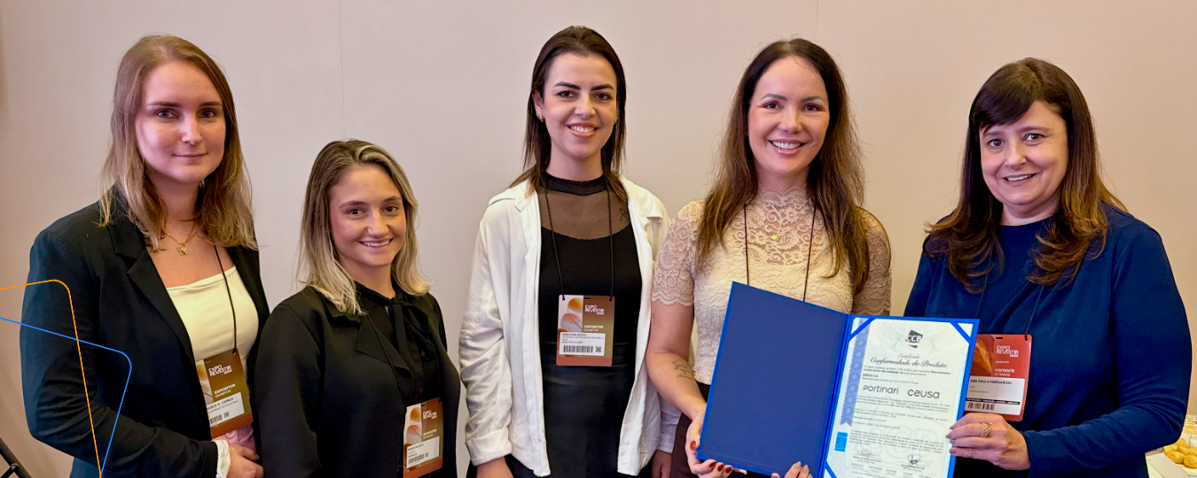 Entrega de certificado na Expo Revestir marca certificação da Dexco para placa cerâmica BIa esmaltado