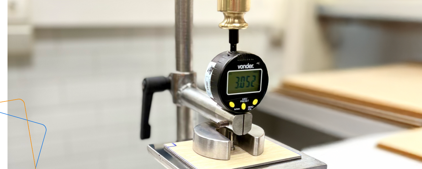 De Olho no CCB: equipe desenvolve equipamento para medição de espessura total de pisos vinílicos