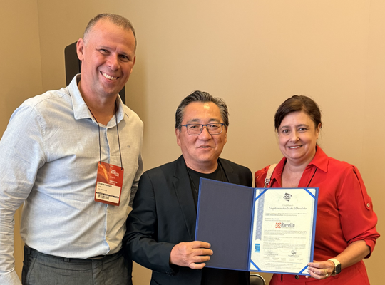 Entrega de certificado na Expo Revestir marca certificação da Cerâmica Capri para placa cerâmica BIII esmaltado