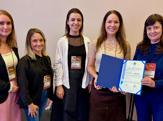 Entrega de certificado na Expo Revestir marca certificação da Dexco para placa cerâmica BIa esmaltado
