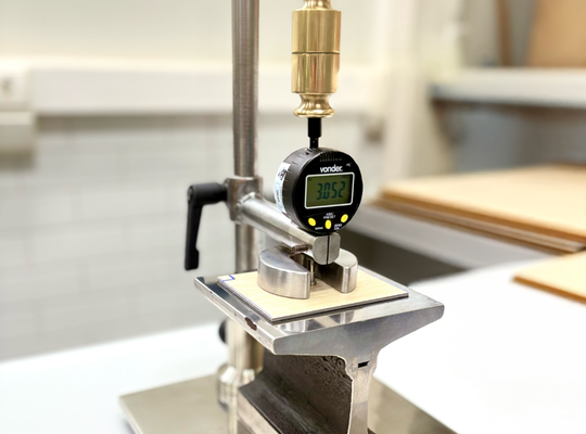 De Olho no CCB: equipe desenvolve equipamento para medição de espessura total de pisos vinílicos