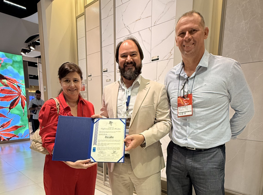 Revestir 2026: CCB entrega certificação da Realle para placa cerâmica BIII esmaltado
